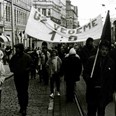 Odkaz na spontánní demonstraci, která se odehrála roku 1969, kdy se hokejové vítězství ČSSR nad SSSR změnilo v protest proti okupaci Československa vojsky Varšavské smlouvy