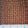 Detailní snímek okraje tkaniny se zatkanými barevnými nitěmi (inv. č. 46643), který pochází z rakve Jiřího z Poděbrad (měřítko je v milimetrech).