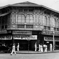 02	As I 5753 Dřevěná budova bazaru Nippon s poutačem „School Openig Sale“, Manila, 1934