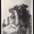 Anna Macková se psem Tarzánem u Šotoliště za pražskými Vršovicemi, červen 1927. Foto Josef Váchal.