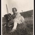 Anna Macková na louce ve Vršovicích se psem Tarzánem, 3. 9. 1928. Foto: Josef Váchal.