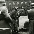 Vyjednávání českých účastníků povstání s Němci před Národním muzeem. 5. 5. 1945