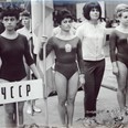 Mistrovství Evropy ve sportovní gymnastice žen v Sofii 1965 Při slavnostním zahájení. Zprava: Čáslavská, trenérka Slávka Matlochová a Tkačíková.