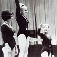 OH v Mexiku 1968. Věra čáslavská na nejvyšším stupni olympijských vítězek ve sportovní gymnastice žen. Vlevo stříbrná Voroniová ze SSSR, vpravo Nataša Kučinská, která získala bronzovou.