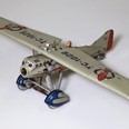 Kdo by nemiloval modely letadel! Plechové letadélko pochází ze 30.let 20. století.