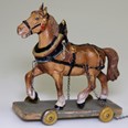 Oblíbenou hračkou byli koníci v různých provedeních. Tento polychromovaný kůň s postrojem byl vyroben v 1. pol. 20. století.