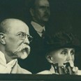 Slet všesokolský v Praze 1920. Prezident Masaryk s chotí pozorně sleduje cvičení